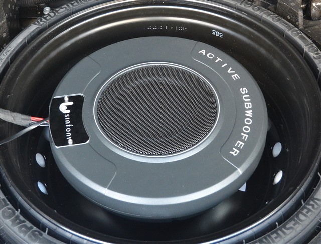 18..诗芬尼S8备胎低音安装在备胎中间效果.jpg